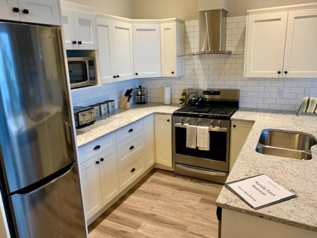 Sandy Feet Retreat Port Renfrew- Oceanfront 2Br Modern Cottage מראה חיצוני תמונה